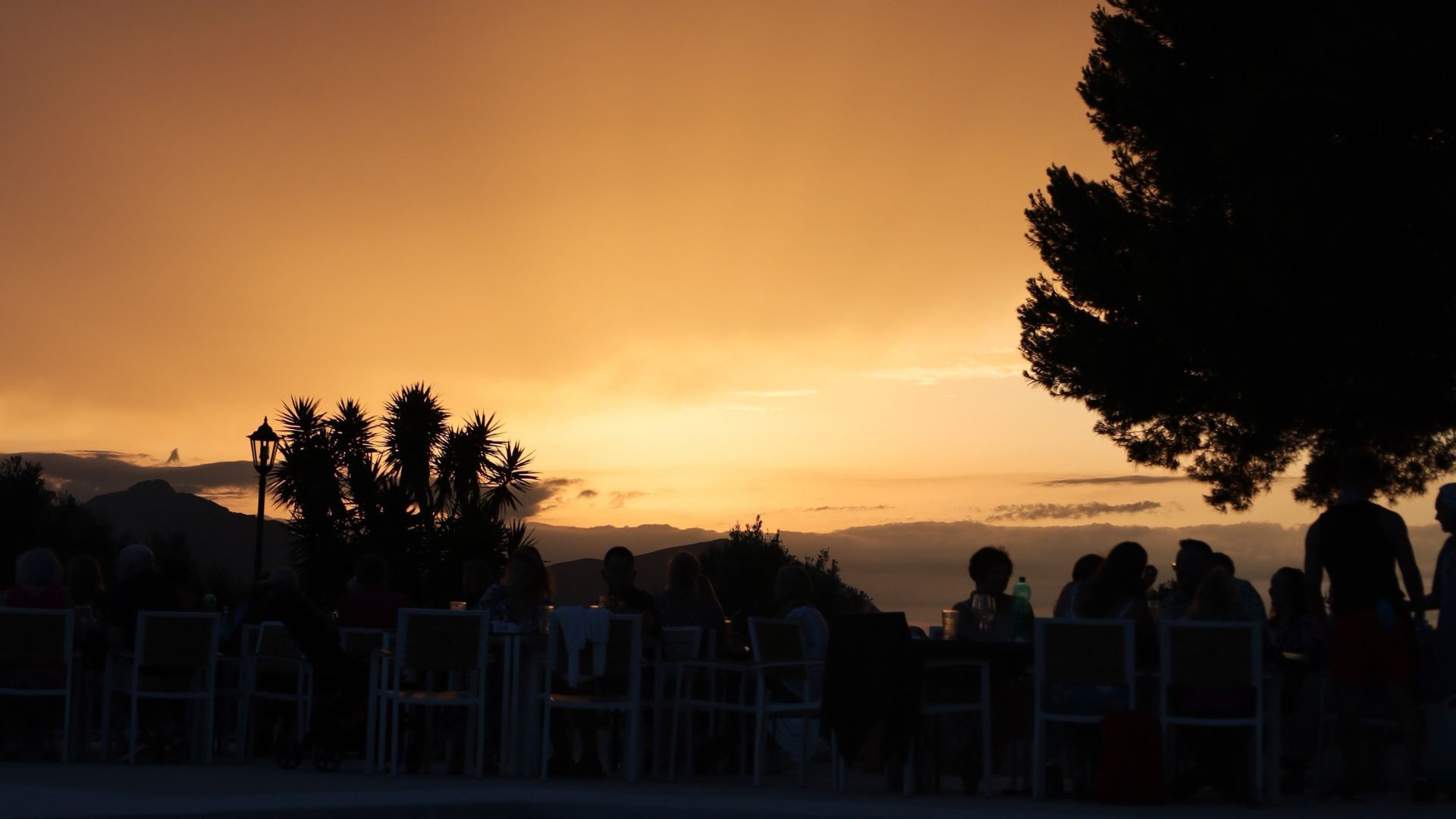 Terraza de Pool Bar al atardecer con vistas a las montañas