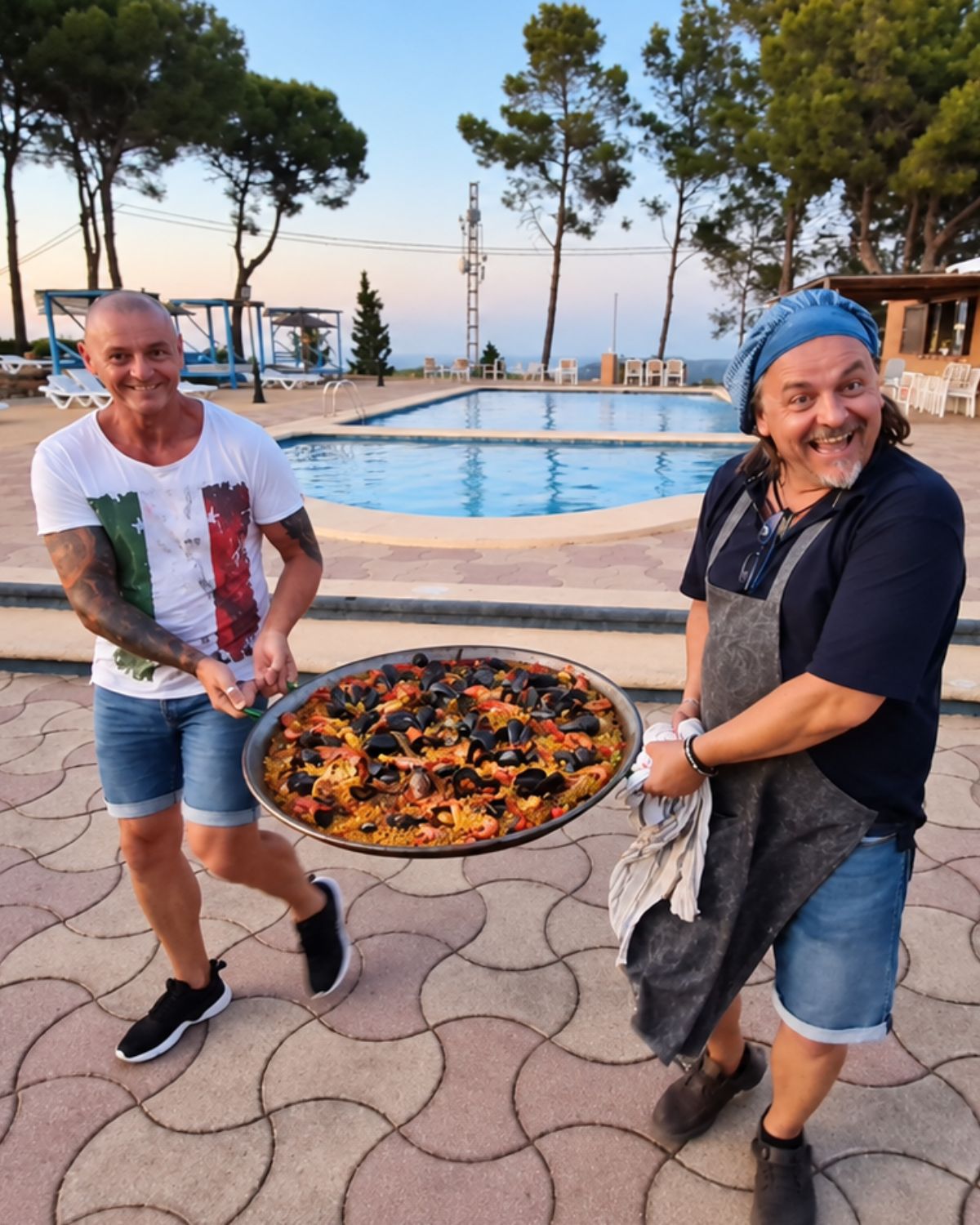 Paella recién preparada en la terraza del restaurante, Pool Bar restaurante en Benidoleig, Marina Alta