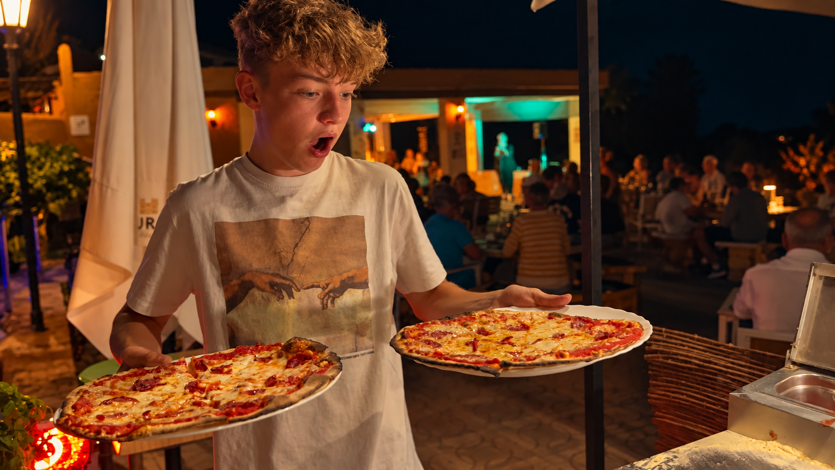 Pizzas recién horneadas servidas en la terraza de Pool Bar en una noche de verano