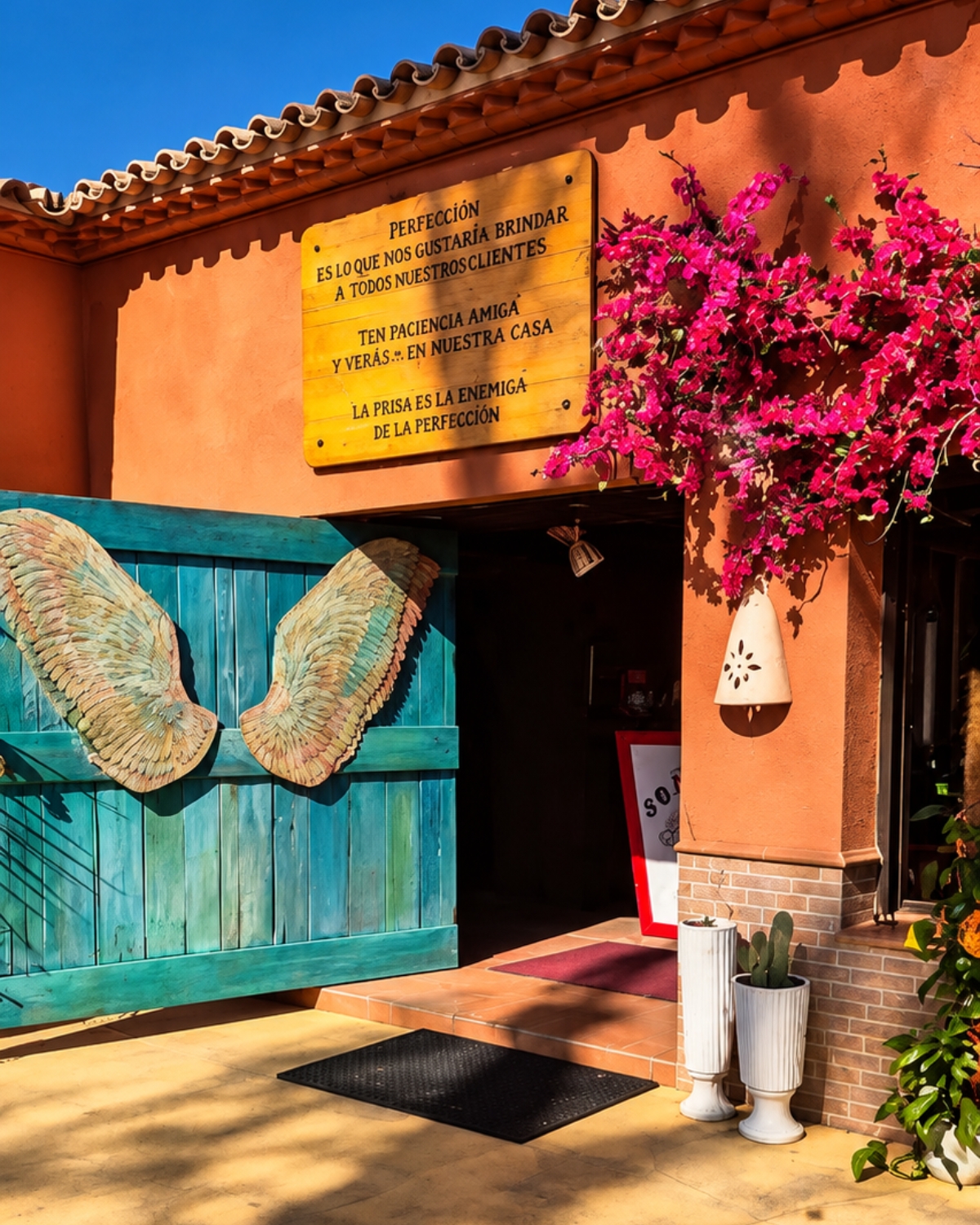 Puerta con alas
